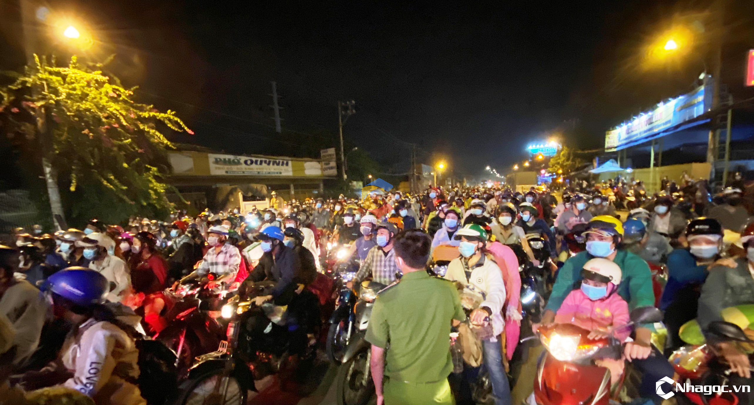 Muốn về quê, hàng nghìn người “mắc kẹt” ở cửa ngõ TP.HCM lúc nửa đêm